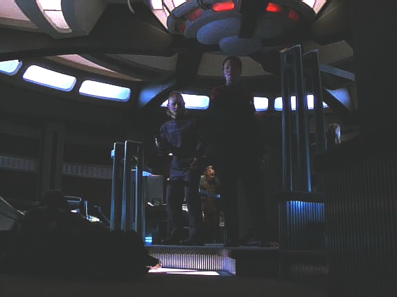 Při následné střelbě, kdy Voyager je bezmocný, je zabita Seska a Culluh se svým synem a svou posádku mizí. Na můstek se transportuje Tom a Talaxiani.