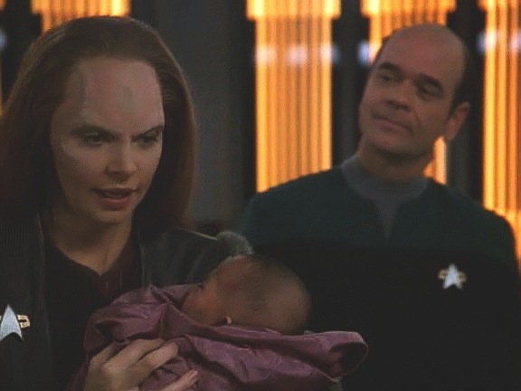 Na Voyageru se zatím Seska dozvěděla, že otcem jejího syne není Chakotay, ale Culluh. Navíc si dělá starosti s jedním chybějícím členem posádky Voyageru a také s Doktorem.