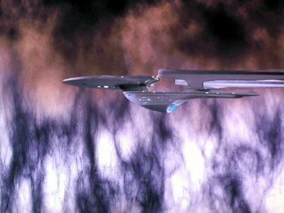 Netrvá dlouho a Excelsior zachytí mohutná vlna. Explodoval klingonský měsíc Praxis.
