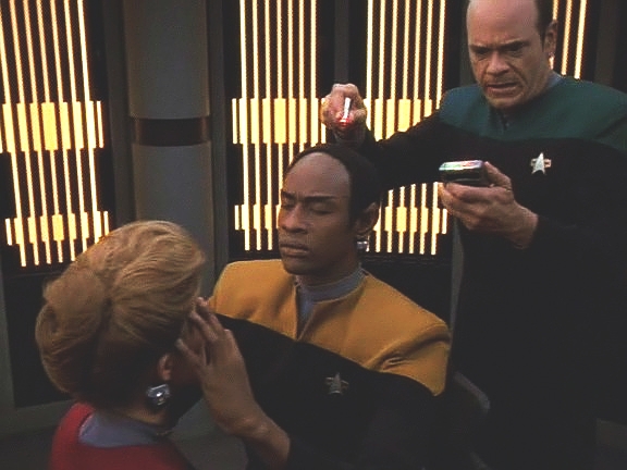 Doktor sledující Tuvoka a kapitána vidí problémy. Tuvok nedokáže přerušit spojení myslí.