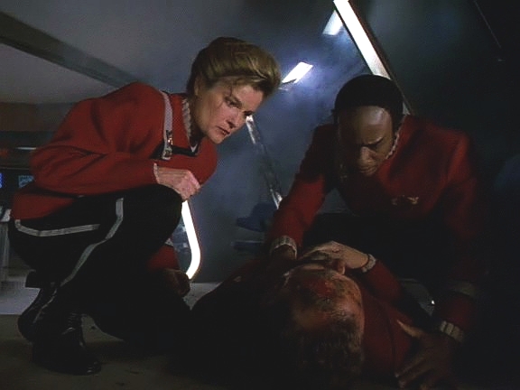 Virus se brání tím, že napadá také kapitána. Oba přesto zjistí, že klíčovým okamžikem byla zdánlivá smrt nadporučíka Valtana. Ten byl nositelem viru, který přešel na Tuvoka.