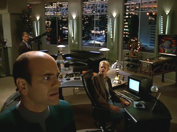 …mimo jiné Doktora. Přetahování se o časovou loď  poškodilo Voyager, který se tak na chvíli dostal hluboko do atmosféry.