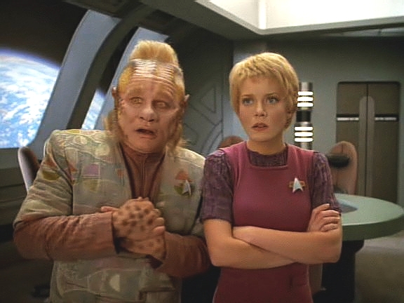 Neelix a Kes monitorují vysílání ze Země. Jsou sice vtaženi do studia lidských vztahů v telenovelách, přesto jim neunikne zpráva, že Voyager byl natočen na video.