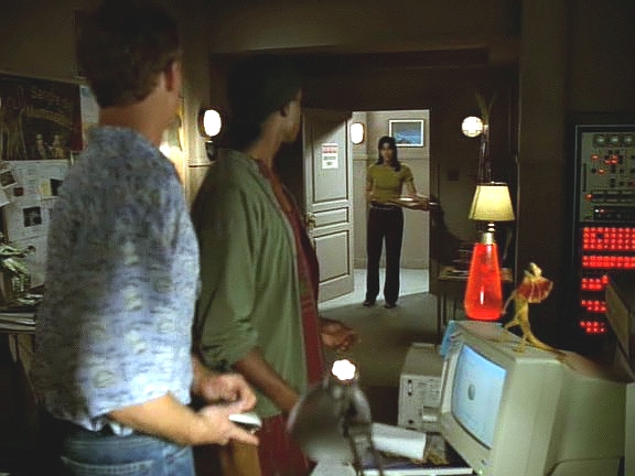 Kim, který velí na můstku, posílá Toma a Tuvoka, aby zahladili stopy. Tom si s Rain popovídá o filmech, Tuvok zatím vymaže harddisk.