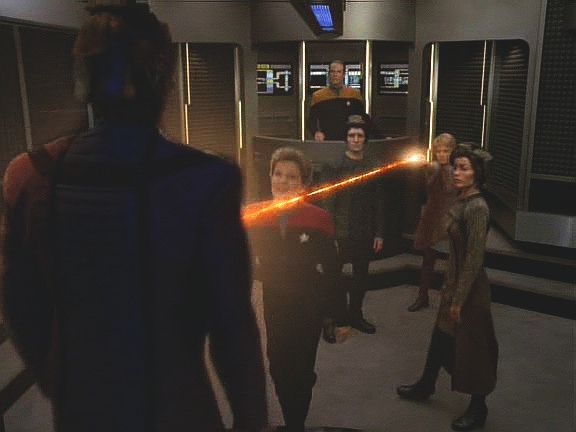 Voyager je dovezl domů a na palubu má být transportován jejich vládce. Pošle však zástupce, kterého Kes zastřelí. Všichni tři pak unesou raketoplán a zmizí.