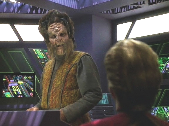 Voyager přiletěl k nekritské stanici a kapitán jedná s jejím manažerem Bahratem o možnosti nákupu zásob. Bahrat vede stanici pevnou rukou.