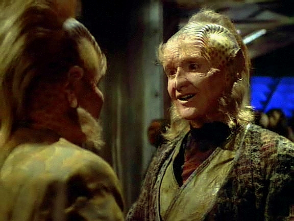 Neelix na stanici potkal starého přítele Wixe. Bojí se o svou pozici na Voyageru a je Wixovi dlužen, tak souhlasí s převozem lékařských zásob, ve skutečnosti drog.