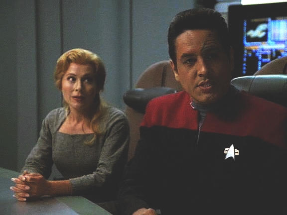 Voyager objevil stopu raketoplánu a Riley jde kapitána požádat o pomoc se svým plánem: když zapojí neurální generátor v krychli, vznikne opět jednotné vědomí a ustanou boje.