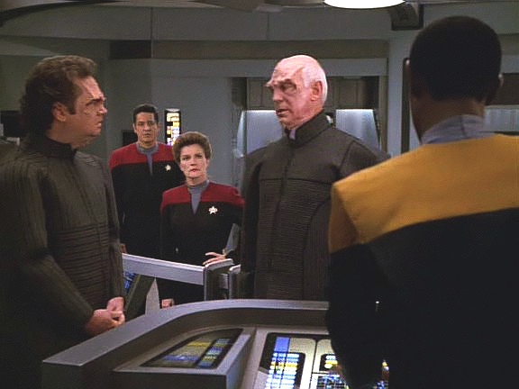 Na nezuské kolonie dopadají asteroidy a posádka Voyageru má pocit, že s tím nic nesvede.