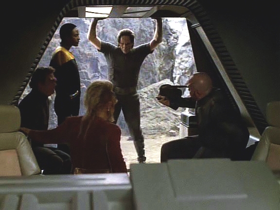 Z povrchu se ozve doktor Vatm se zprávou, že s asteroidy není něco v pořádku. Transport je nepoužitelný, tak pro doktora letí raketoplány. Ten s Tuvokem, Neelixem a Sklarem ztroskotá.