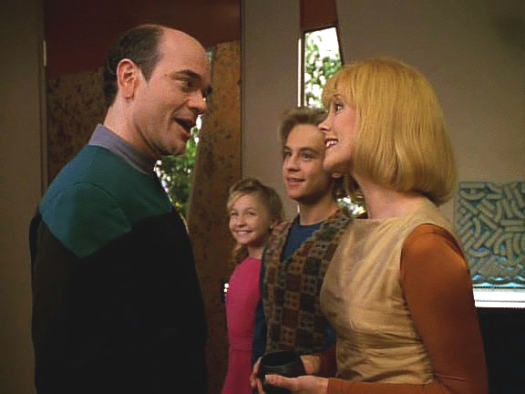 Doktor v té době tráví volný čas se svou holografickou rodinou. Manželka Charlene a děti Jeffrey a Belle jsou dokonalí, visí na každém jeho slově a bezvýhradně ho zbožňují.
