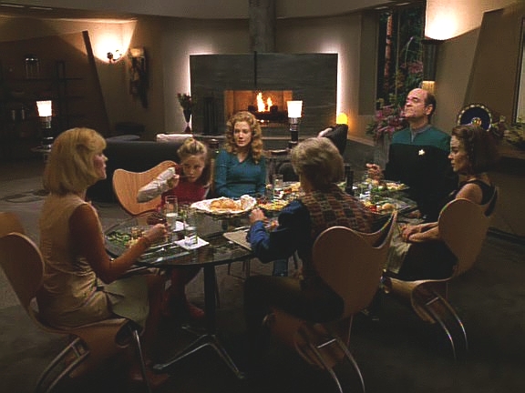 B'Elanna a Kes jsou pozvány na večeři. B'Elanna tu iluzi rodinného života už nemůže vydržet a navrhuje Doktorovi, že by zařadila několik náhodných algoritmů. Doktor nakonec souhlasí.