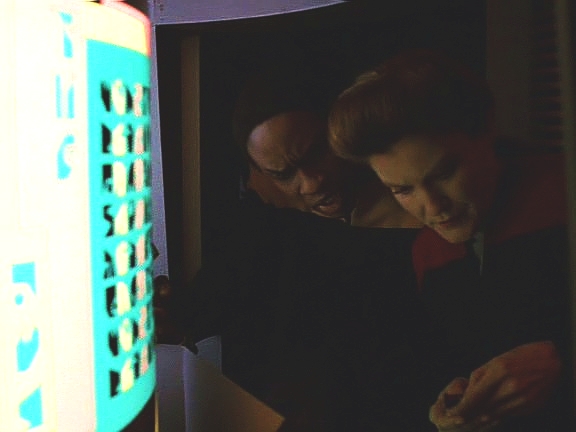 …zatímco kapitán a Tuvok se snaží proniknout do počítače. Zjišťují především, že se nacházejí na lodi. 