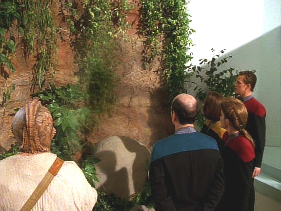 Díky Doktorovi, jemuž B'Elanna pozměnila vidění, našli další portál a kapitán, Tuvok, B'Elanna a Tom jím projdou.