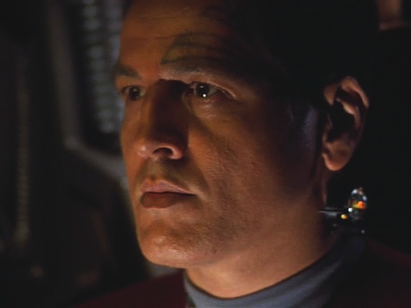 Chakotay ji rozptýlí přímým spojením pomocí neurotransmitéru a umožní B'Elanně přerušit její spojení s kolektivem. Sedmá zůstává na lodi.