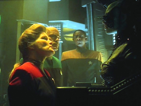 Sedmá regeneruje v jednom z výklenků. Když ji Doktor probudí, požaduje, aby byla navrácena ke kolektivu. Kapitán to odmítá jako nemožné. Nebude riskovat asimilaci posádky.