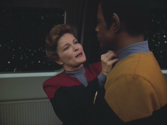 Kapitán povyšuje Tuvoka do hodnosti nadporučíka.