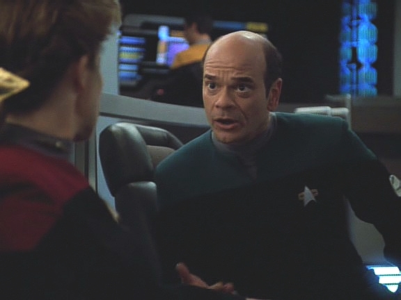 Cestou na obchodní jednání s Arritheany zachytí Voyager volání o pomoc od serosanského hologramu. Doktor přesvědčuje kapitána, že se musí zúčastnit výsadku.
