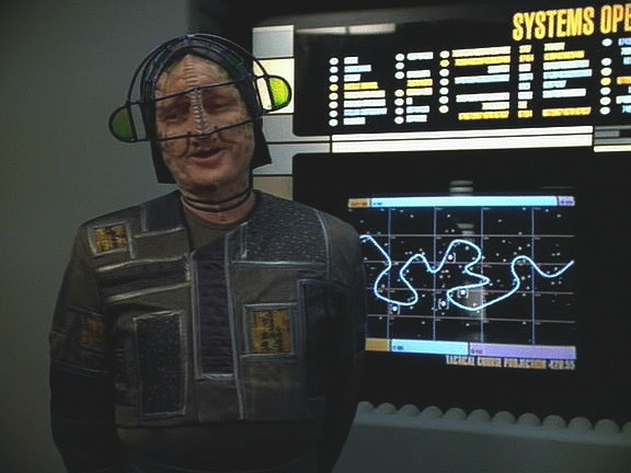 Voyager je na hranicích b'omarského prostoru a kapitán se pokouší vyjednat průlet. Není moc úspěšná, trasa, kterou paranoidní B'omarové navrhují, by trvala týdny.