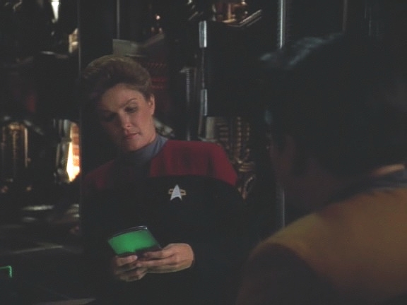 Na Voyageru zkoumají, co se se Sedmou děje. Kapitán z popisu ptáka v jejích záznamech pozná havrana. Uvědomí si, že The Raven se jmenovala loď Hansenových.
