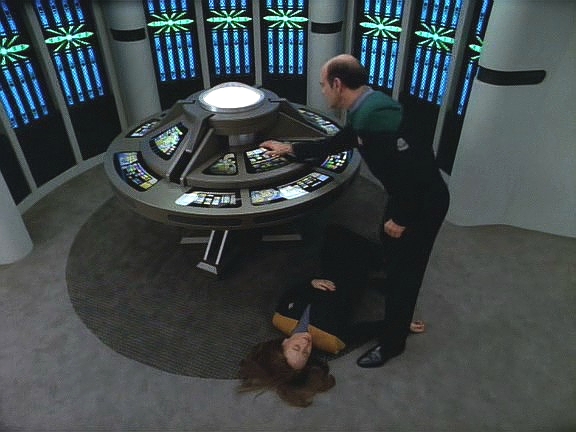 B'Elanna na vzorku zjišťuje fázový posun, než však může cokoliv podniknout, přestane dýchat. Doktorův program se začíná destabilizovat, on se duchapřítomně přenese do simulátoru.