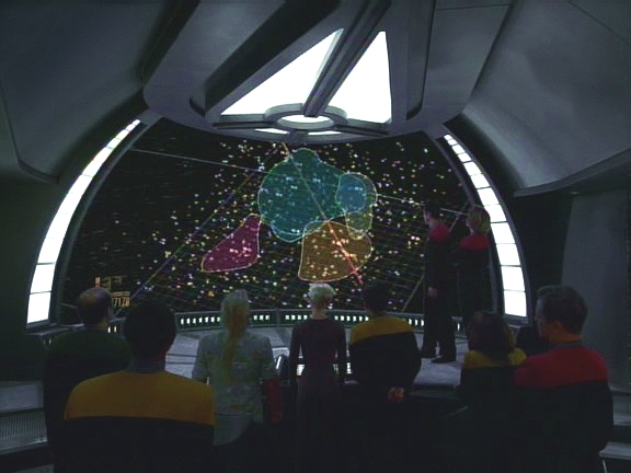 Na Voyageru oslavují uvedení astrometrické laboratoře do provozu. Doktor pronáší jeden ze svých proslovů, tak všichni vděčně mizí, když můstek hlásí kontakt s cizí lodí.