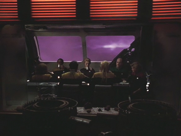 Vyprázdněný Voyager se zatím před Annoraxem skryl do mlhoviny a zbylá posádka usilovně pracuje na opravách.
