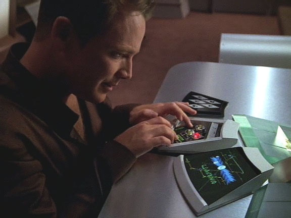 Obrist Tomovi umožní odvysílat zprávu pro Voyager. Předává kapitánovi souřadnice a další důležité údaje.