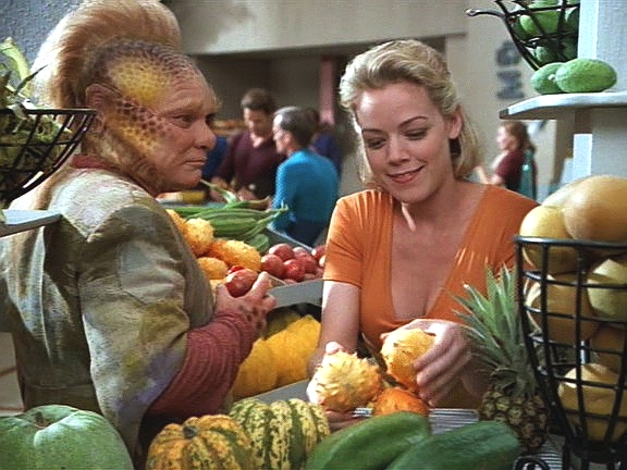 Neelix nakupuje čerstvou zeleninu a ovoce u krásné Talli. Moc se mu líbí a on ji hodlá pozvat na večeři.