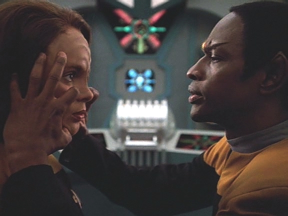 Tuvok a kapitán zjistili, že muž, který vyvolal první incident, byl ten, který původně vrazil do B'Elanny. Tuvok pomocí splynutí myslí zkouší zjisti, jestli si B'Elanna nepamatuje víc.