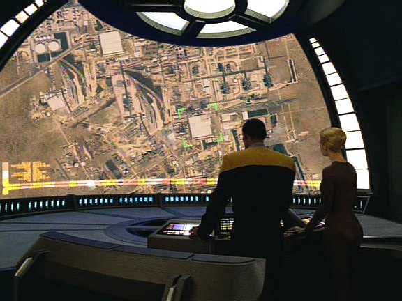Tuvok se vrátil na loď a v astrometrice se Sedmou vytipuje objekty, v nichž by jádro mohlo být. Nejde ho jen tak transportovat, protože objekty chrání silové pole.