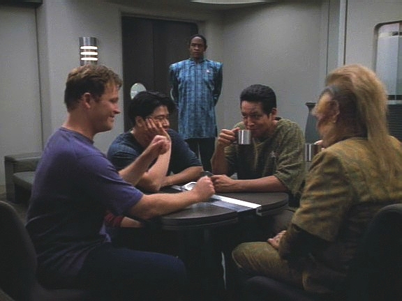 Voyager byl propuštěn. Následkem celého incidentu je pro změnu nespavost, takže se postupně všichni sejdou v jídelně u Neelixe.