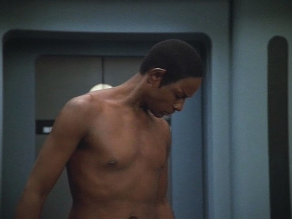 Tuvokovi se zdá, že si ve spěchu zapomněl obléct uniformu a dorazil na můstek nahý.