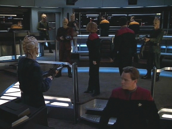 Není to ale pravda. Mimozemšťané náhle obsadí Voyager a posádku zavřou do nákladového prostoru.