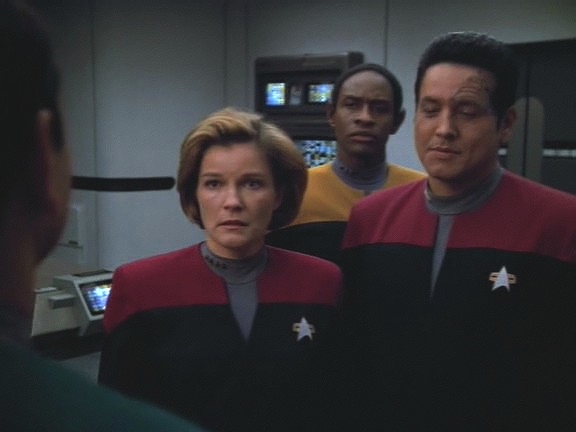Doktor dostal možnost informovat Hvězdnou flotilu o osudu Voyageru a v pořádku se vrátil. Posádka dojatě slyší, že už nejsou sami, že se o nich ví.