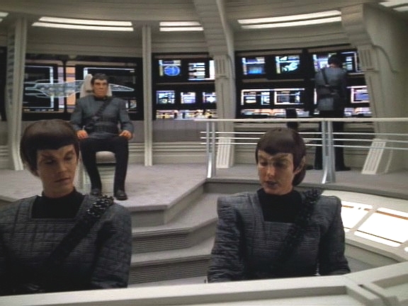 Promethea obsadili Romulané a letí s ním domů. Jsou pronásledováni,…