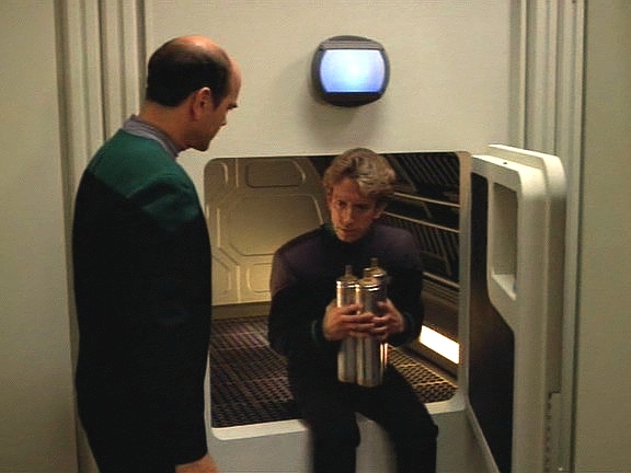 Hologramy vymyslí, jak Romulany zneškodnit. PZH-2 vypustí do ventilace anestetikum, zatímco Doktor se na můstku pokusí převzít kontrolu nad podporou života.