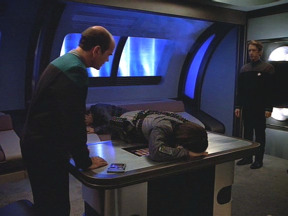 Doktor byl na můstku odhalen jako sabotér a Romulani mu vyhrožují smrtí. PZH-2 si naštěstí vzal k srdci jeho poučení, zaimprovizoval a zaplavil loď anestetikem, čímž Romulany vyřadil.