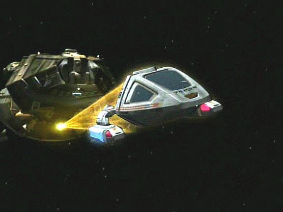 Aby urychlili přenos dat, letí Tuvok a Sedmá ke stanici. Cestou je však napadne hirogenská loď a vtáhne si je na palubu.