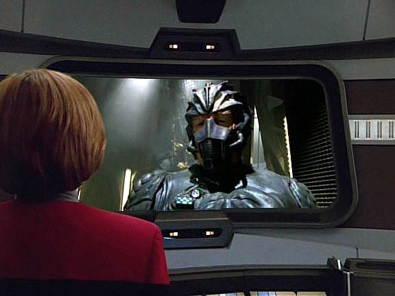 Když kapitán zjistila, že Tuvok a Sedmá jsou v potížích, pokouší se vyjednat jejich návrat. Hirogen rezolutně odmítá a nařizuje, aby Voyager odletěl.