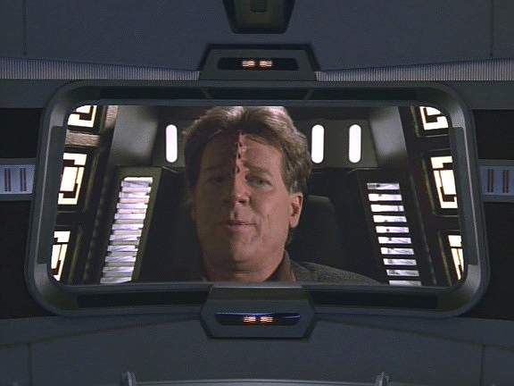 Voyager Kovinovu loď dostihl, ten ale nevěří, že je z podezření očištěn. Myslí, že je to past, a začne na Voyager střílet.