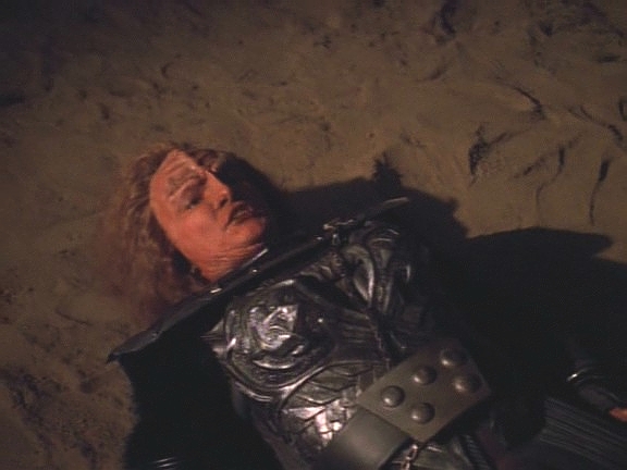 Kapitán vypadá jako Klingonka a bojuje v simulátoru bat'lethem. Je zraněna a transportována na ošetřovnu.