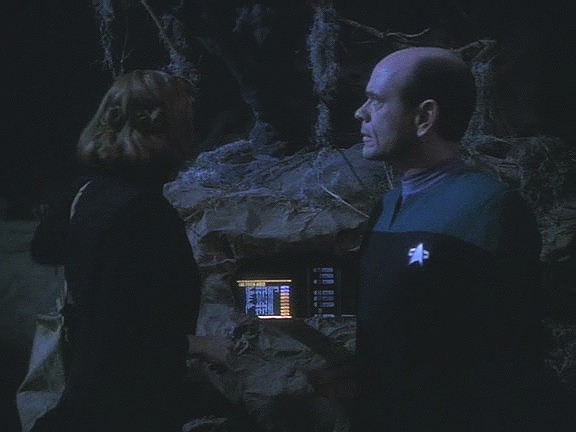 Nejprve se s kapitánem Millerem dostala do běžícího klingonského programu, kde je Neelix, a transportuje si Doktora. Doufá, že by jí mohl pomoci vypnout neurální interface posádky.