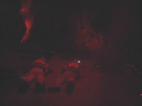 Výsadek s Harrym na povrchu objeví bezvládná těla Toma a Harryho. Skafandry, které nebyly poškozené, je naštěstí udržely naživu.