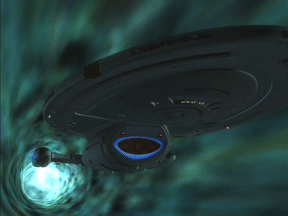 Voyager prolétá červí dírou a snaží se uletět rázové vlně z exploze.