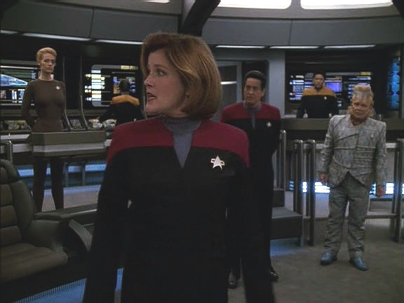 Chce, aby Voyager červí dírou proletěl, ona chce zůstat v raketoplánu a po jejich průletu ji zničit. Posádka jako jeden muž odmítá uposlechnout.