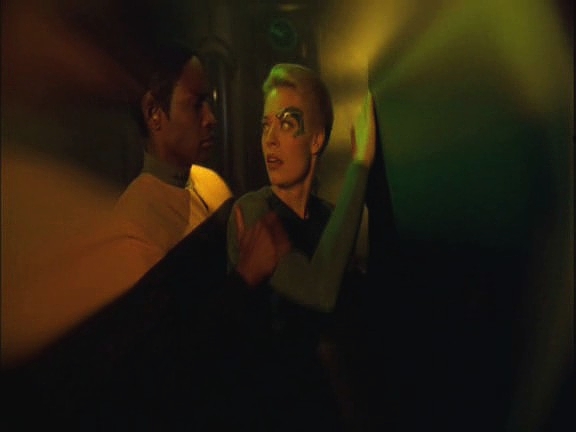 Když B'Elanna vinkulum vypnula, dokáže Tuvok přivést Sedmou zpět. Kapitán dá vinkulum transportovat do vesmírného prostoru a Voyager mizí.