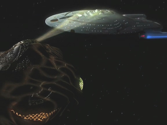 K Voyageru zatím přiletěla další loď tohoto druhu a svým vlečným paprském ho zbavuje energie, aniž by ho jakkoli poškodila.