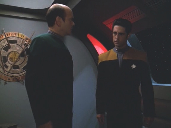 Když Mosetův hologram vidí praporčík Tabor, informuje o nelidských metodách, jimiž Moset získával své vědecké poznatky v době okupace Bajoru.