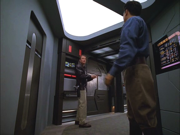 Program nešel zastavit, naštěstí se jim podařilo dostat se ven transportem uvnitř lodi. Zjišťují, že Voyager má také problémy: nemůže z místa a vynechává jeden systém za druhým.